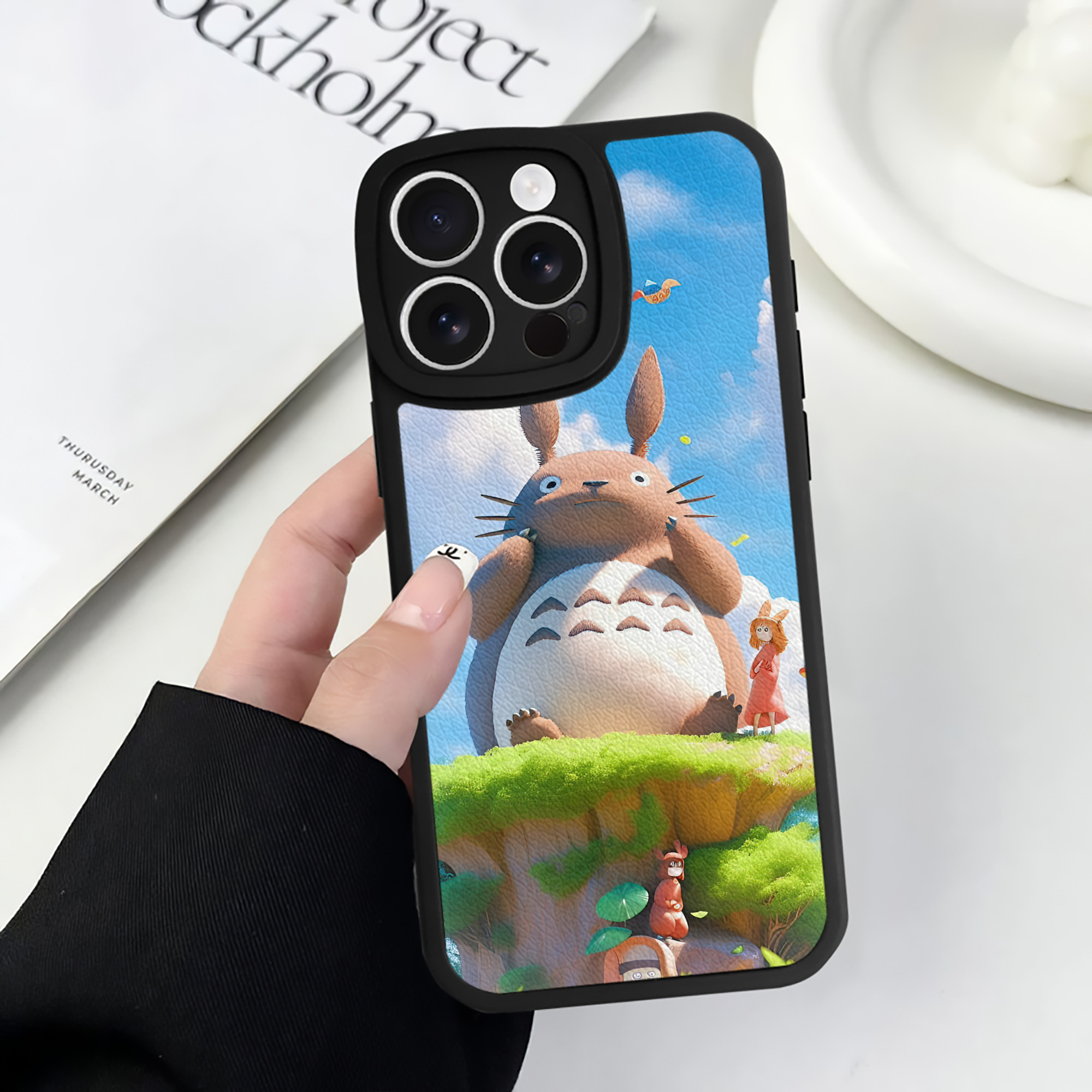 （画像用） となりのトトロ 草壁メイ 草壁サツキ My Neighbor Totoro Satsuki Kusakabe Mei Kusakabe 【iPhone 16シリーズ対応】シリコンスマホケース（レザー調） 材質：シリコン